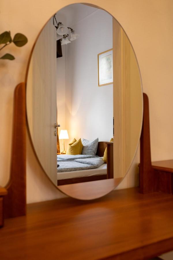 Emerald Apartment *